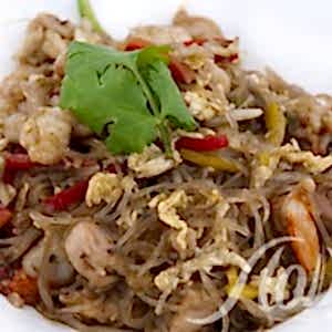 Стеклянная лапша с курицей и креветками по-сингапурски