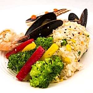 Обжаренный рис с яйцом, мидиями и креветками