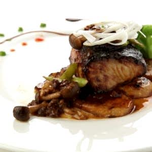 Черная треска с грибами еринги