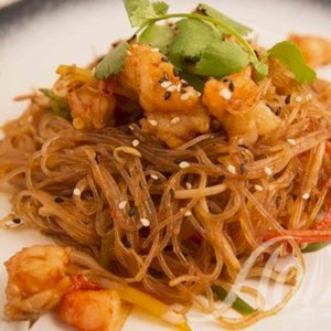 Рисовая лапша с креветками в остром соусе