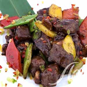 Нежные кусочки говядины в перечном соусе