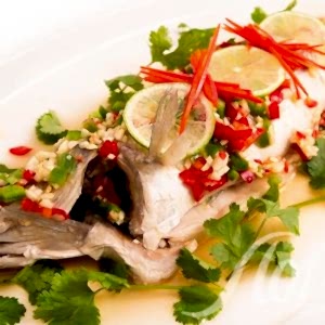 Сибас на пару с овощной стружкой и лаймом