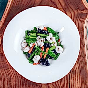 МИНИ-КАЛЬМАРЫ С ОВОЩАМИ В ЧЕСНОЧНОМ СОУСЕ