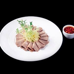 Отварной говяжий язык в соево-чесночном соусе